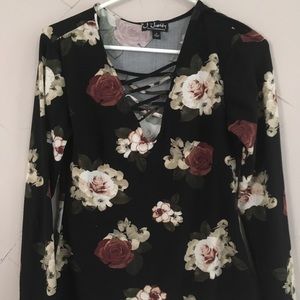 Size Medium Black Floral Criss Cross Shirt 🌸